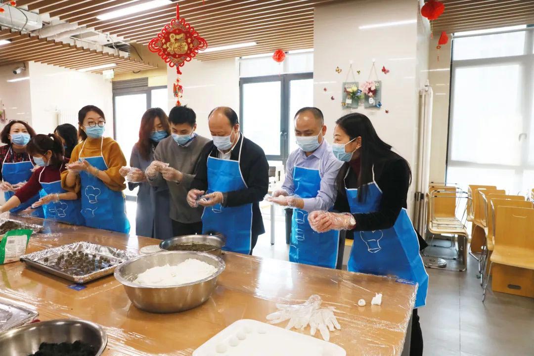 元宵佳节包汤圆